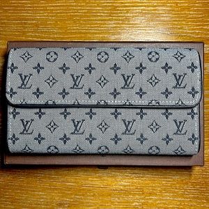 Louis Vuitton Mini Lim Denim Sarah Wallet in great condition.